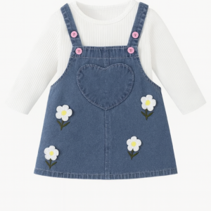 Robe en jean et t-shirt